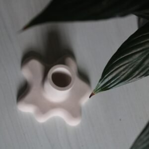 Asymmetric glow holder